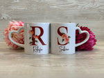 Lade das Bild in den Galerie-Viewer, Personalisierte Tasse mit Herz Henkel |Buchstabe und Blumen| Kaffeetasse| Kaffeebecher| Teetasse| Geschenk für Muttertag, Erzieher, Lehrer
