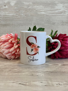 Personalisierte Tasse mit Herz Henkel |Buchstabe und Blumen| Kaffeetasse| Kaffeebecher| Teetasse| Geschenk für Muttertag, Erzieher, Lehrer